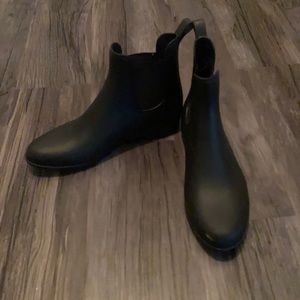 Black rainboots